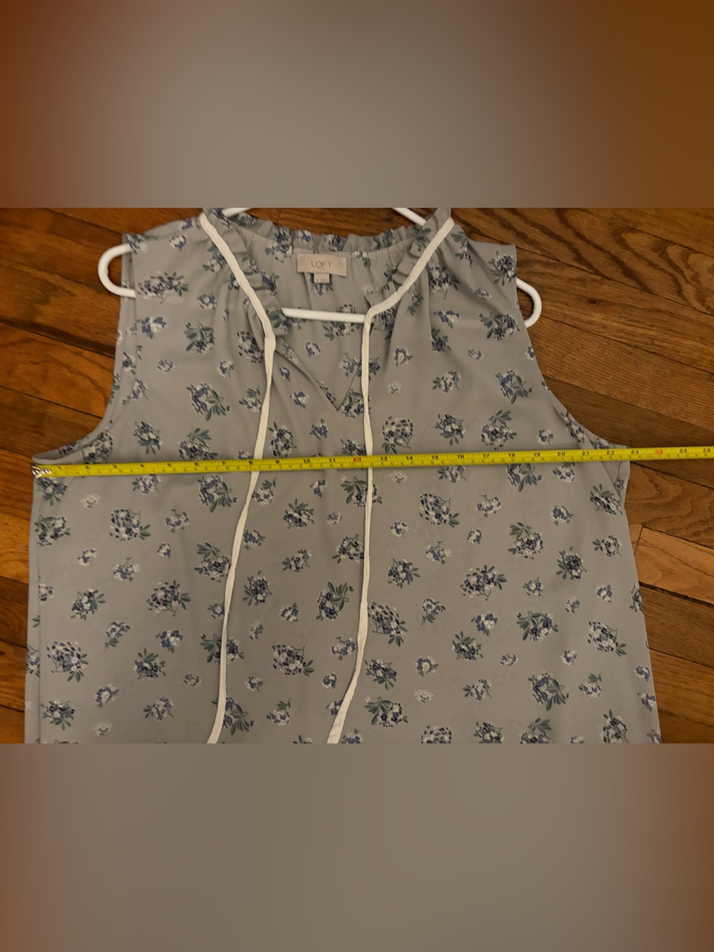 LOFT outlet Light Gray xL Sleeveless Floral Tie-Neck tank blouse. Blue flowers - Picture 7 of 7